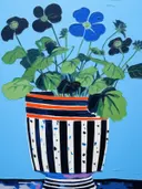 Stilleven van een potplant met donkere bloemen in een oranje en zwart-wit gestreepte pot