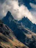 Schilderij van een donkere bergtop gehuld in wolken