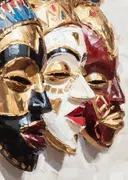 Drie kleurrijke tribale houten maskers naast elkaar