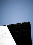 Zwarte gevelpunt tegen blauwe lucht