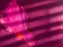 Abstract schilderij, eén gebaar aan de linkerrand in vol magenta