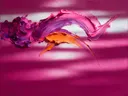 Abstract schilderij, eén gebaar hoog in beeld in vol magenta