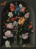 Een glas met bloemen van Jacob de Gheyn II: bloemen met boeket, tulpen, rozen en vlinder, in donker met roze en rood