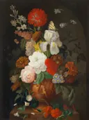 Een iris, rozen en aurikels in een vaas op een stenen rand, met een vlinder van Franz Xaver Petter: stilleven