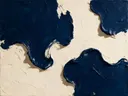Abstract schilderij, eén kleur buiten beeld in marine en crème