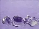 Abstract schilderij, eén kleur laag in beeld in lila en zilver