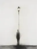 Wazige figuur bij lantaarnpaal, melancholische sfeer
