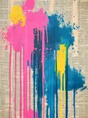 Abstract schilderij met roze, blauwe en gele verfspatten op krantenpapier
