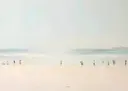 Minimalistisch kunstwerk van kleine figuren op een leeg strand