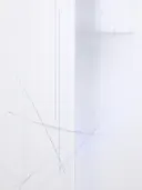 Minimalistische abstracte compositie met dunne blauwe en grijze lijnen op wit