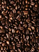 Close-up foto van een grote hoeveelheid gebrande koffiebonen.