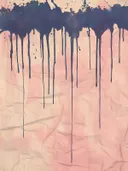 Abstract schilderij met marineblauwe inktdruipers op gekreukt roze papier