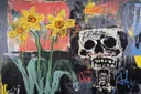 Gele narcissen met oranje hart naast graffiti schedel op rode achtergrond