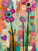 Mixed-media collageschilderij met paarse en roze bloemen, hartjes en decoratieve cirkels op oranje-groene achtergrond