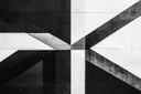 Zwart-witte geometrische compositie met diagonaal kruisende banden