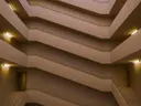 Interieurfoto van een modern trappenhuis met diagonale lijnen en warme verlichting