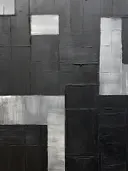 Abstract geometrisch schilderij met rechthoekige blokken in zwart, grijs en wit.