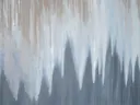 Grafisch abstract schilderij met driehoekige ijspegelvormen in grijs