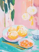 Schilderij van gepelde mandarijnen op een bord met papieren lampionnen op de achtergrond.
