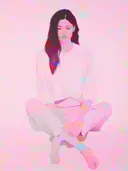 Gepixeld portret van een zittende vrouw in roze tinten