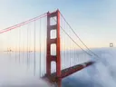 Golden Gate Bridge die boven een dikke laag ochtendmist uitsteekt.
