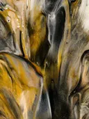 Abstract verfpatroon van golvende zwarte en gouden vlakken.