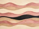 Golvende banen in de stijl Textured Minimalism, in verstoft roze en romige crème, met een diepzwart accent