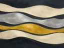 Golvende banen in de stijl Textured Minimalism, in grafiet, zilvergrijs en bleek been, met een mosterdgeel accent