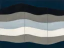 Golvende banen in de stijl Textured Minimalism, in steengrijs, bleek blauwgrijs en krijtwit, met een diepzwart accent