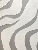 Abstract werk met golvende reliëflijnen in wit en grijs.