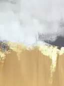 Abstract schilderij met een gouden cascade op een grijze achtergrond