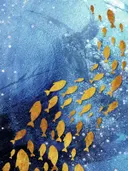 Schilderij met een gouden visschool in blauw water