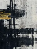 Abstract expressionistisch schilderij met zwarte penseelstreken op grijs