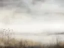 Waterverf landschap van rietgras aan een grijze waterkant onder bewolkte lucht.