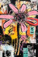 Schilderij van een grote roze bloem met zwarte omtrek en gele verfdruipsels op collage-achtergrond
