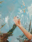 Schilderij van een hand in het water met koivissen
