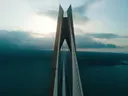 Luchtfoto van een grote hangbrug boven het water met een nevelige lucht