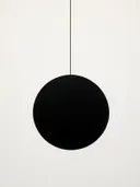 Abstract schilderij met een zwarte bol die aan een dunne lijn hangt.