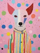 Portret van een hond met grote oren en een gestreepte trui tegen een roze stippenachtergrond.