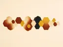 Honingraat in de stijl Geometric Earth, in diep roest, mosterdgeel en romige crème, met een diepzwart accent
