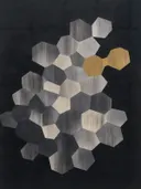Honingraat in de stijl Geometric Earth, in grafiet, zilvergrijs en bleek been, met een mosterdgeel accent