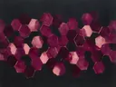 Honingraat in de stijl Geometric Earth, in aubergine, diep magenta en zacht blos, met een dunne gouden lijn