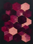 Honingraat in de stijl Geometric Earth, in aubergine, diep magenta en zacht blos, met een dunne gouden lijn