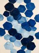 Honingraat in de stijl Geometric Earth, in middernachtindigo, kobalt en bleek ijsblauw, met een dunne gouden lijn