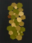 Honingraat in de stijl Geometric Earth, in olijfgroen, kaki en bleek zand, met een gebrande sienna als accent