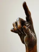 Houten sculptuur van een wijzende hand
