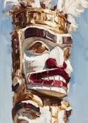 Close-up van een houten masker met rode lippen en gouden tinten