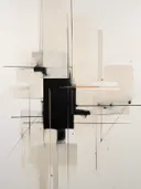 Abstract werk met dunne zwarte druiplijnen en een organische vorm op crème achtergrond.