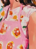 Schilderij van een roze jurk met een print van sinaasappelschijfjes, van achteren gezien.