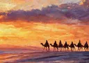 Silhouet van kameelkaravaan in woestijn bij zonsondergang